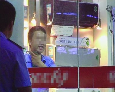 打劫男把玻璃片抵在脖子上，與民警對(duì)峙