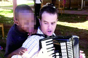 西蒙·伍德在教孩子唱歌，歡樂的歌聲掩蓋不住邪惡的目的。