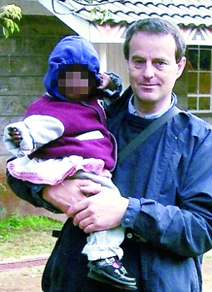 伍德與一名幼女的合影。