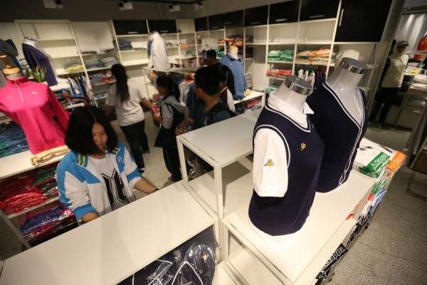 　9月12日，北京，十一學(xué)校在推出三大類、超過40款“最潮”校服，吸引學(xué)生搶購。