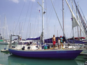 　翟峰一家和花34萬(wàn)元買(mǎi)的“彩虹勇士號(hào)”