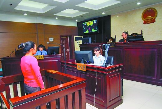    9月29日，萬州區(qū)人民法院，被告王桂娟（化名）在庭審現(xiàn)場。 重慶晨報記者 胡杰 實(shí)習(xí)生 黃敬坤 攝