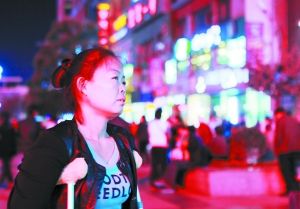 走在燈火闌珊的蘭州街頭，史女士迷茫無助。