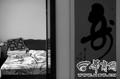 昨日，徐萬發(fā)躺在自家床上，鼻子插著氧氣管 記者張杰攝