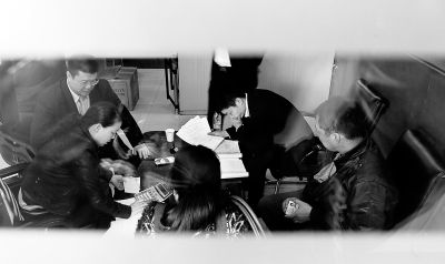 今天上午，喜隆多接待處內(nèi)，市場管理方與商戶核對租金和抵押金數(shù)目