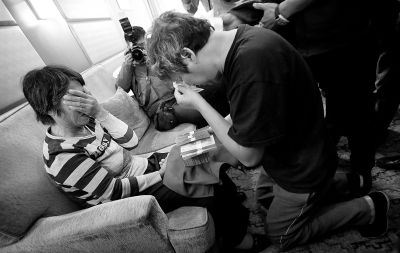 李春平跪在劉洪魁母親跟前送上捐款。談及烈士，兩人相對而泣