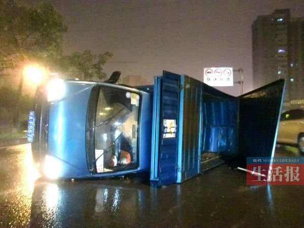 小貨車側(cè)翻現(xiàn)場。