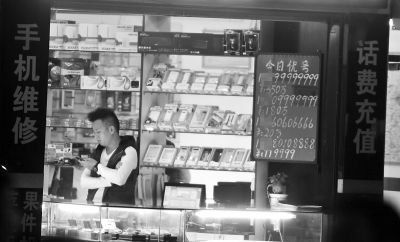 廣告牌上，手機號標價都在10萬元以上