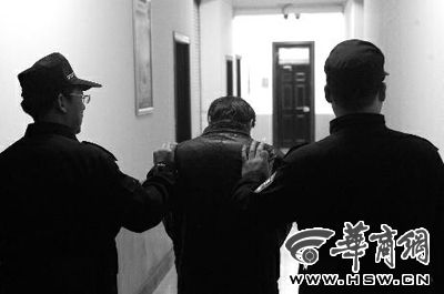 　昨日，西安市長延堡派出所，砍傷醫(yī)生的插隊患者已被警方控制 本報記者 張喆 攝