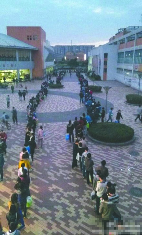24日傍晚，川大江安校區(qū)浴室前排隊“盛況”