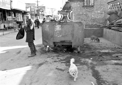 昨日，村民在通州區(qū)馬駒橋的這個垃圾箱旁，發(fā)現(xiàn)一被棄男嬰，急救人員趕到后確認男嬰已死亡。新京報記者 黃月 攝