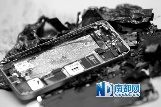 于先生的新iPhone5S手機直接“爆”廢。 南都記者劉有志攝