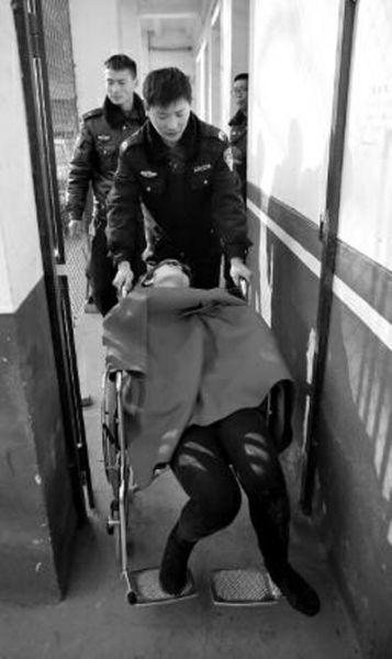 昨日，派出所民警帶女駕駛員賈某去醫(yī)院做檢查 記者 陳團(tuán)結(jié) 攝