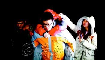 　途中女隊友小妮突發(fā)高燒，男隊員輪流背了她三個小時，直到網(wǎng)友開車來接