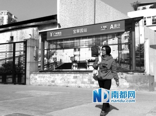 不少行人將這幅畫誤認(rèn)為是真地鐵站。南都記者 單小亮 攝