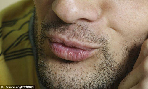 好色劫匪搶劫珠寶后親吻老板娘，留下的口水DNA成為了落網(wǎng)證據(jù)。