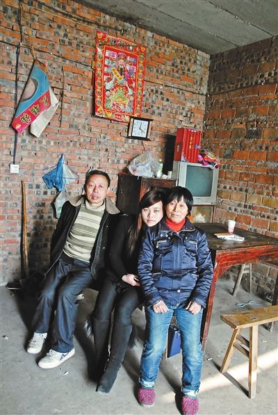 超生女謝先梅(中)、養(yǎng)父謝運才（左）、謝運才的嫂子唐富秀