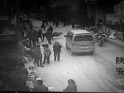 監(jiān)控錄像顯示，劉某側(cè)身行走時(shí)不慎跌倒，王某途經(jīng)此處時(shí)將其扶起（圖中畫圈處） 通訊員 何春地 攝