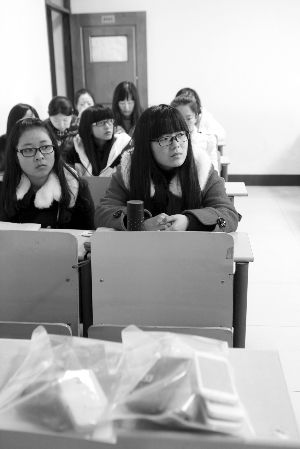 在限時斷網(wǎng)前，江大已有發(fā)起拒絕手機(jī)低頭族活動，圖為設(shè)立了手機(jī)暫存袋的課堂 吳奕 攝