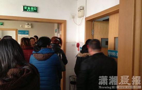 ICU搶救室前家屬。圖|瀟湘晨報記者 陳斌