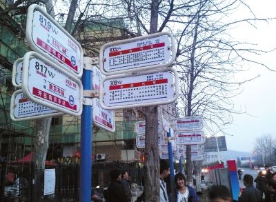 3月16日，江蘇省南京市，眾多乘客在“火車站廣場東”站臺(tái)候車。圖/東方IC