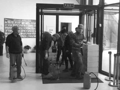 相關(guān)人員正在對園區(qū)消毒。讀者供圖