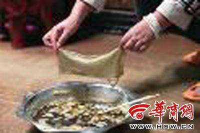 　　昨日，店方讓顧客觀看該火鍋制作時的監(jiān)控錄像本組圖片由本報記者黃利健攝