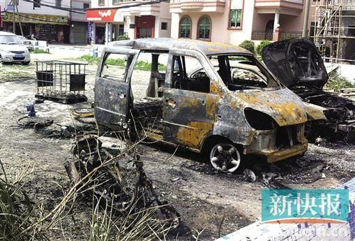 涉事面包車燒剩鐵殼。