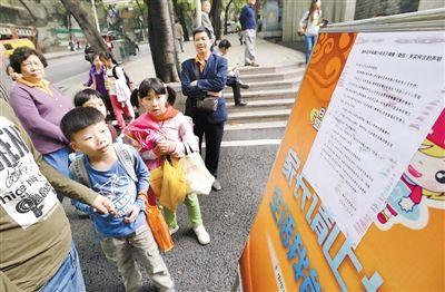 昨日，中華路小學(xué)貼出告示，提醒家長(zhǎng)不要相信傳言。