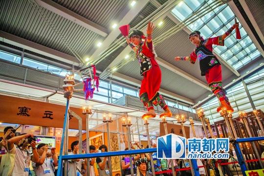 2號展館，苗族姑娘表演踩燈泡絕技《電光玫瑰》，赤腳踩上40瓦的燈泡并做出高難度動作。 南都記者 霍健斌 攝
