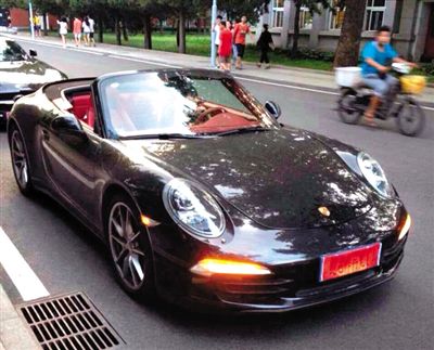 近日，一組“北體大畢業(yè)典禮豪車云集堪比車展”組圖在網(wǎng)絡(luò)爆紅。網(wǎng)絡(luò)截圖