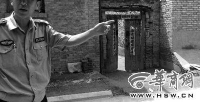 昨日，西安市閻良區(qū)譚家村，警方在孫某家調(diào)查 記者 黃利健 攝