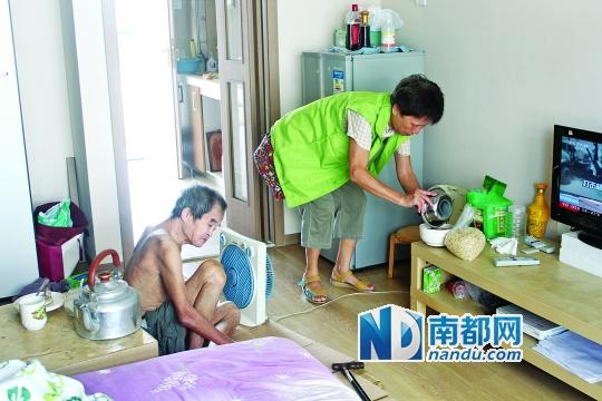 居民徐阿姨去看望何譚送老人，并送去熱湯