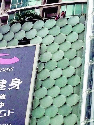 環(huán)亞廣場5樓露臺上，有一男子揚言跳樓。