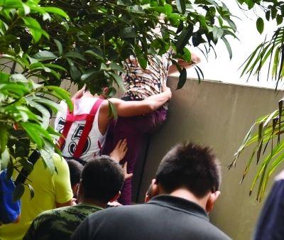 2小時后，該包工頭終于被抱下來了。