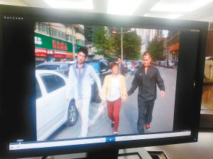 　　便衣民警將一名“站街女”帶回調(diào)查。