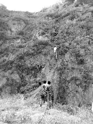 經(jīng)過三個半小時的緊張救援，半山腰的男子被成功救下 消防供圖