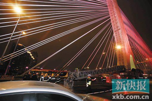 昨日深夜，橋上東側(cè)空出兩條車道用來救援。
