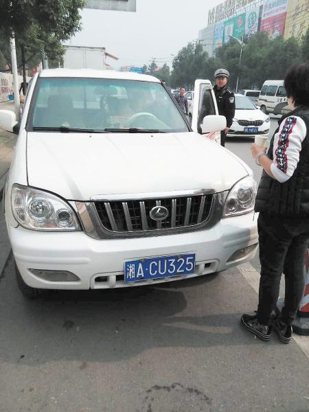 長沙男子開公車違停吃罰單 妻女推搡交警被行拘