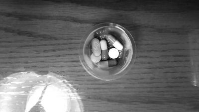 陸勇每日需服用的藥物，圈中為印度仿制抗癌藥。陸勇供圖