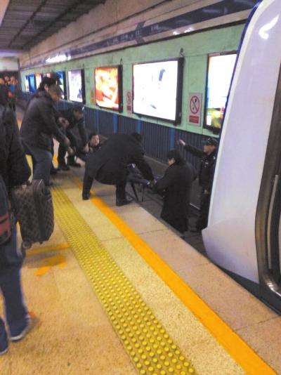 地鐵工作人員將林某從站臺(tái)下救起。網(wǎng)友供圖