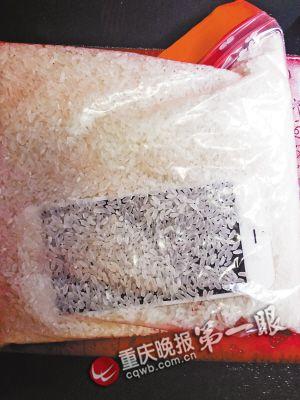 落水后，把手機(jī)放進(jìn)大米里吸水