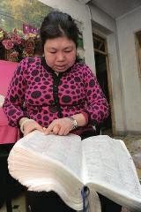 背單詞，是很多學(xué)生學(xué)習(xí)英語(yǔ)時(shí)最頭疼的事兒，而西安51歲大學(xué)英語(yǔ)老師李艷芝在兩年內(nèi)背完《英漢大詞典》22萬(wàn)個(gè)英語(yǔ)詞匯，學(xué)生稱贊其為一本活的《英漢大詞典》；兒子自小患有自閉癥，生活不能自理，20年前又與丈夫離婚，面對(duì)生活的不幸，她秉承“你必須一直向前”的信念。