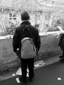 “娃在湖南上大學(xué)，馬上就要畢業(yè)了，所以我經(jīng)常在網(wǎng)上瀏覽咸陽(yáng)、西安的招聘信息，想讓他畢業(yè)后留在我和他媽身邊……”3月14日，秦都區(qū)人才交流中心在區(qū)政府二樓舉辦招聘會(huì)，一名50多歲的“求職者”吸引了不少人的目光。據(jù)悉，此次招聘會(huì)共有市內(nèi)外112家企業(yè)參加，提供就業(yè)崗位3200個(gè)。