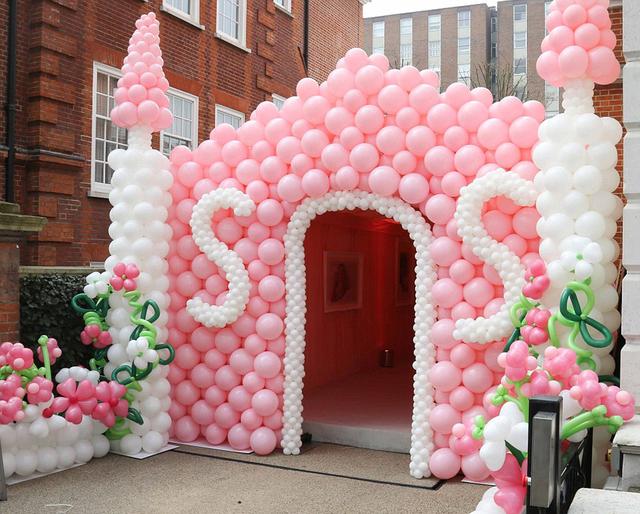 生日宴會入口處用氣球搭建成一個城堡模樣。