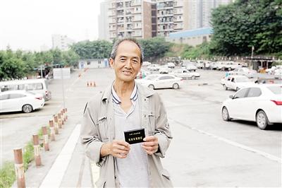 69歲老人學(xué)車(chē)半年拿駕照 距離報(bào)名年限只差1年
