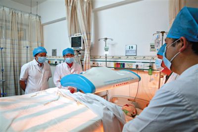 受傷醫(yī)生覃某正在進(jìn)行治療。昨日上午，醫(yī)生覃某在醫(yī)院乘電梯期間，被一名患者潑汽油并點(diǎn)燃，致重度燒傷。圖/CFP