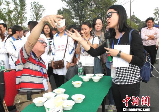 圖為外國友人品嘗揚州炒飯?！〈藜衙鳌z