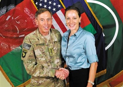 北約公布的一張彼得雷烏斯和布羅德韋爾握手的照片。