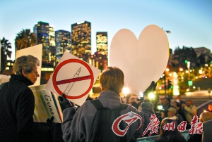 　14日，在美國(guó)首都華盛頓白宮外，民眾舉行燭光集會(huì)，悼念當(dāng)日康涅狄格州桑迪胡克小學(xué)槍擊案遇難者，呼吁